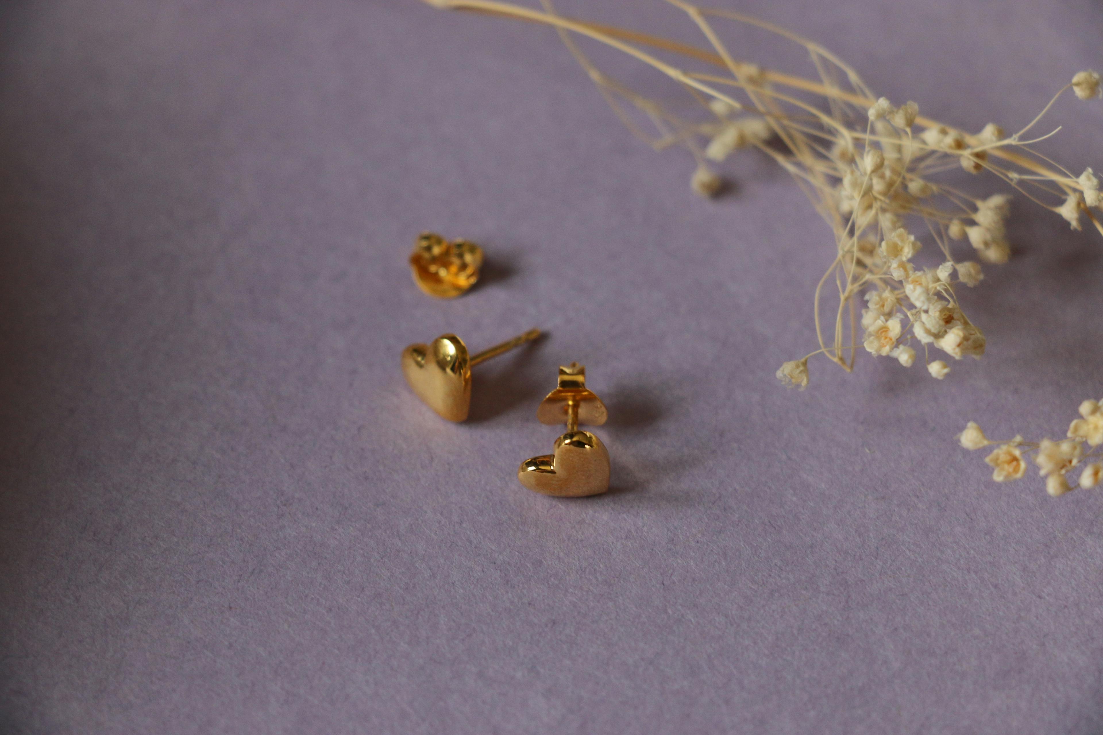 Thumbnail preview #4 for Glossy heart ear studs