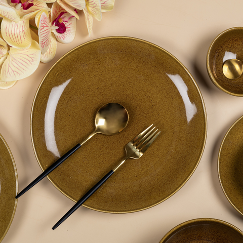 Round Golden Plate for Dinner with solid finish, a product by The Golden Theory